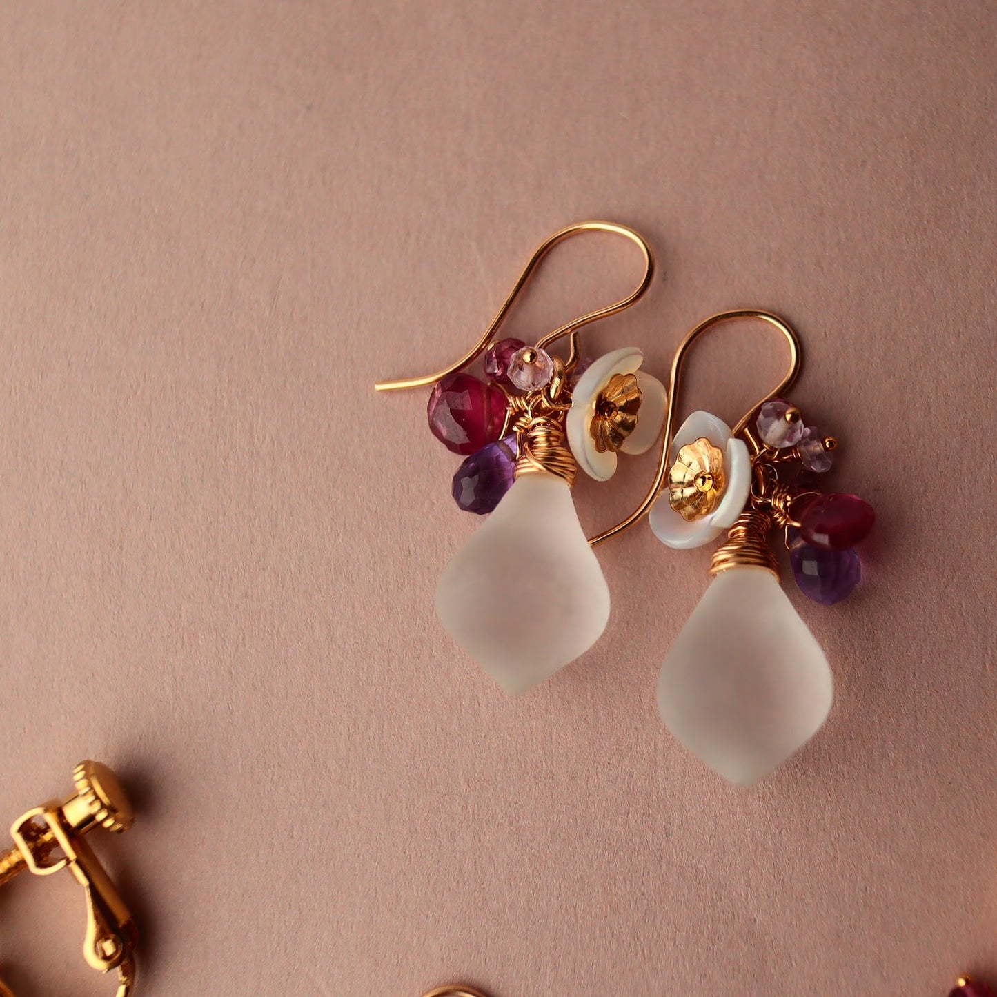 Frosted crystal earrings (pink)