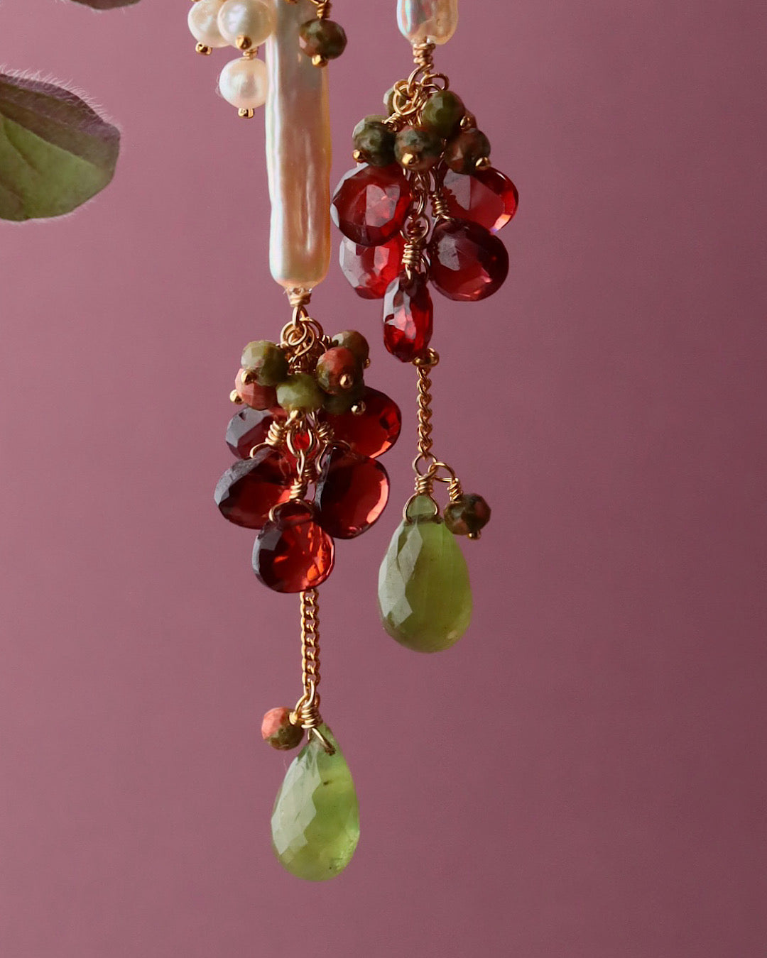 [Portrait in a Ring] Garnet and Green Sapphire Long Earrings