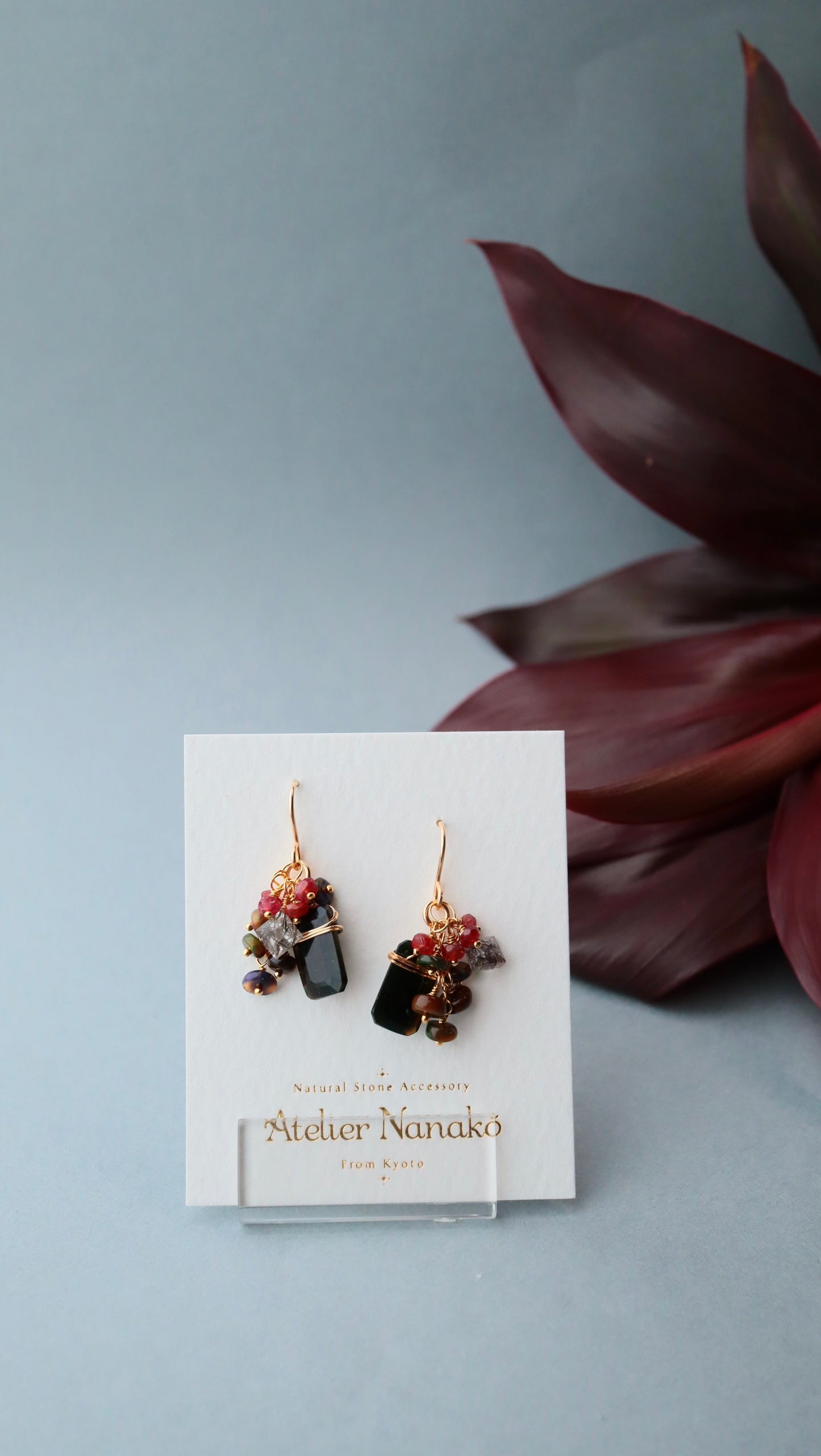 [The Lady with the Black Eyepatch] Black opal short earrings