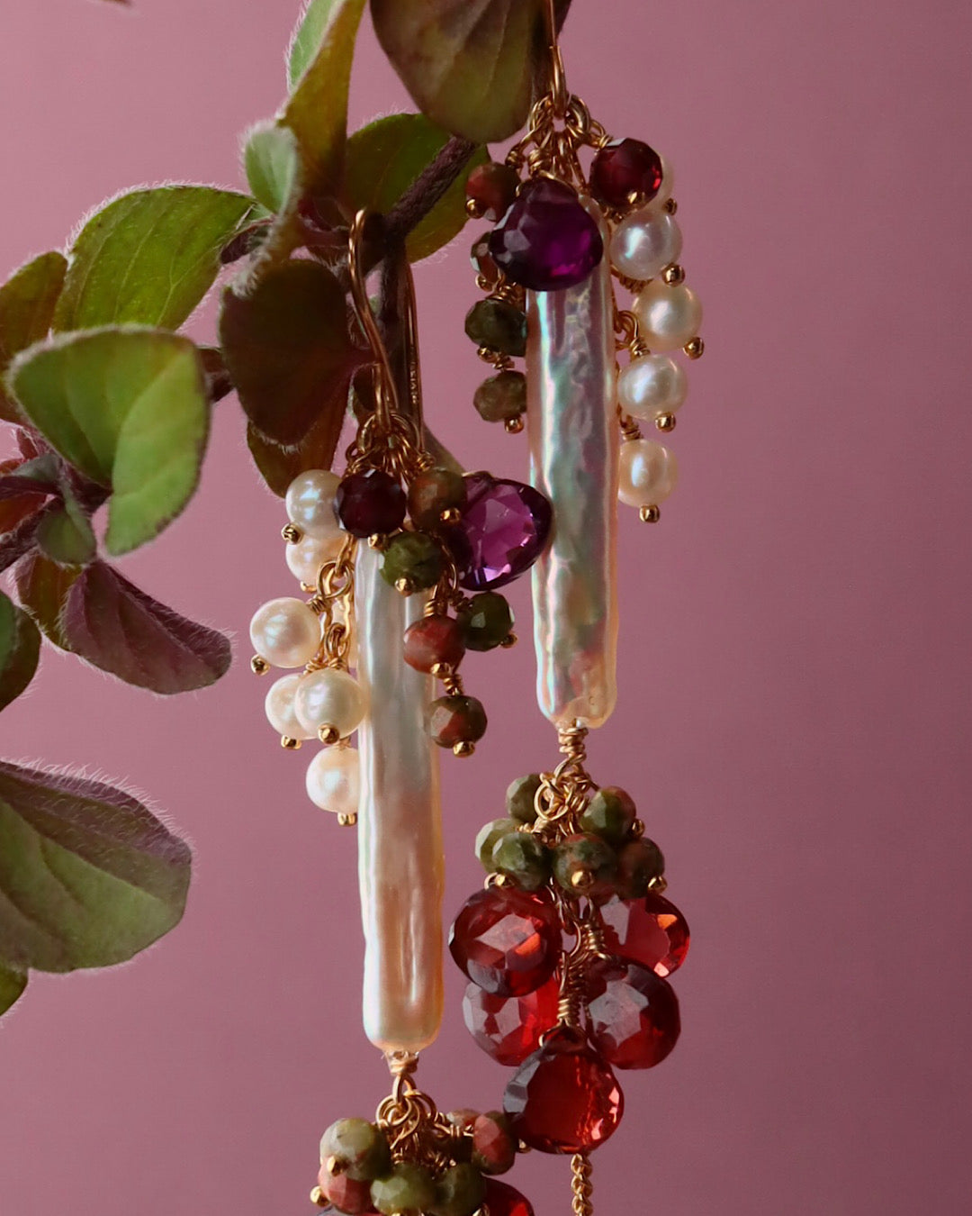 [Portrait in a Ring] Garnet and Green Sapphire Long Earrings