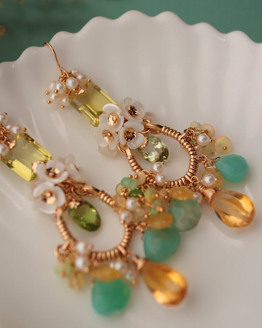 [One-of-a-kind] Chandelier earrings featuring green tourmaline and citrus-colored gemstones.