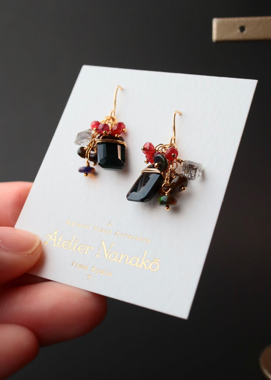 [The Lady with the Black Eyepatch] Black opal short earrings