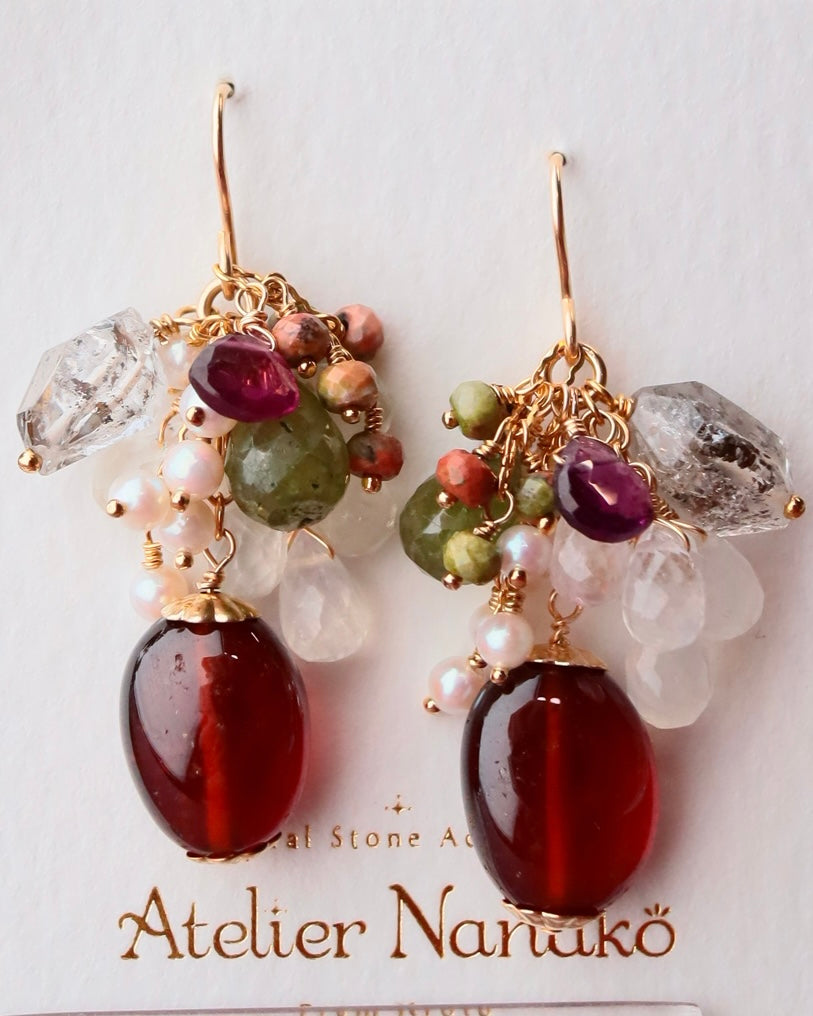 [Portrait in a Ring] Garnet and Green Sapphire Short Earrings①