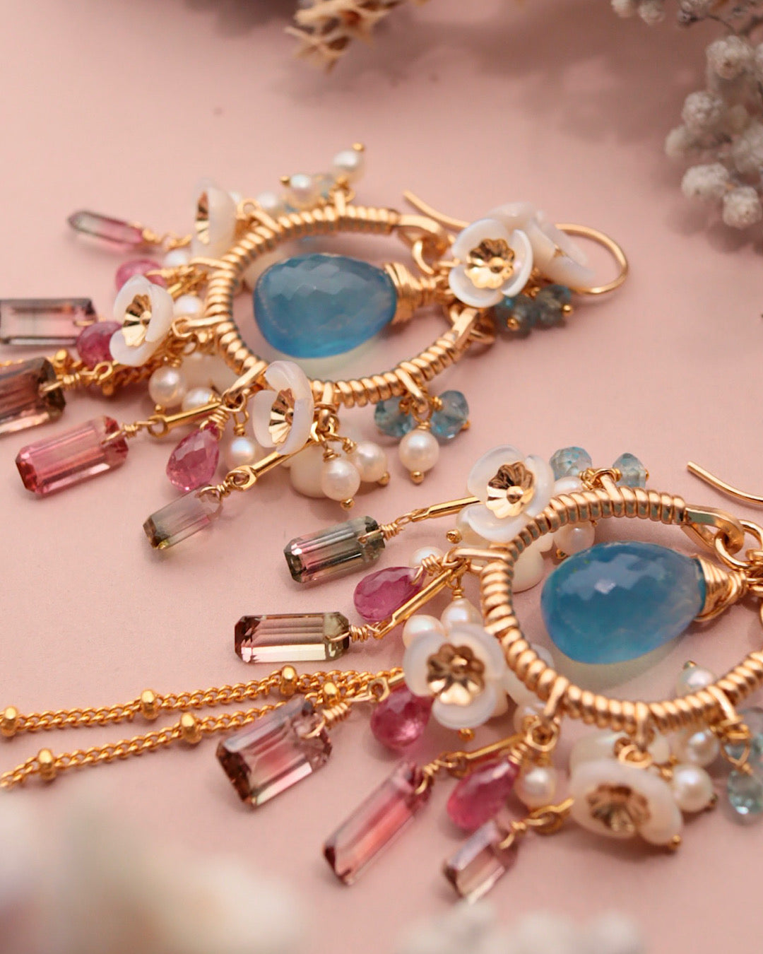 [One of a kind] Chandelier earrings featuring large aquamarine and bicolor tourmaline