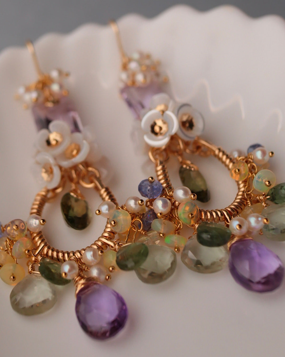 [One-of-a-kind] Chandelier earrings featuring olive green tourmaline and purple stones.