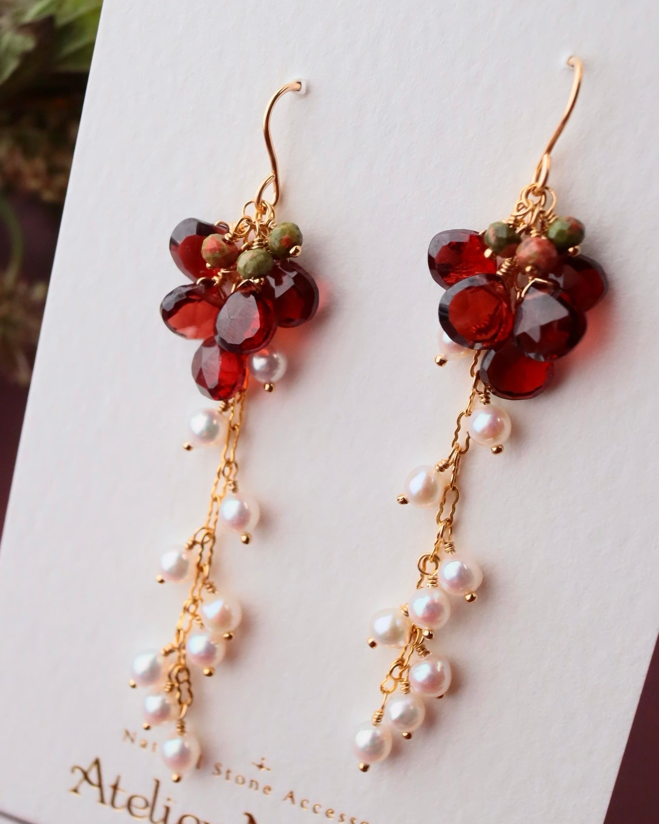 [Portrait in a Ring] Garnet and Freshwater Pearl Long Earrings