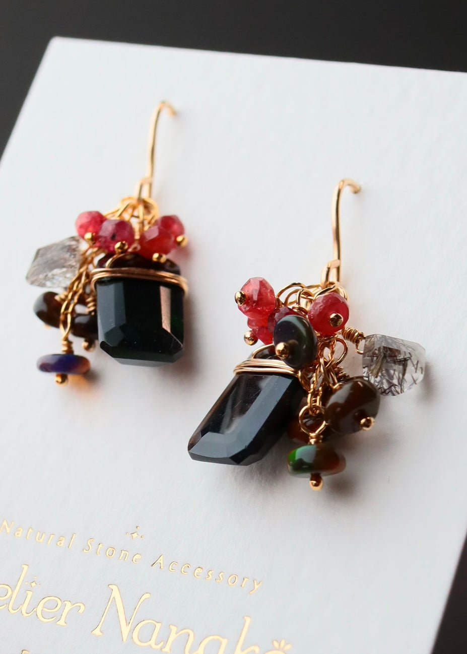 [The Lady with the Black Eyepatch] Black opal short earrings