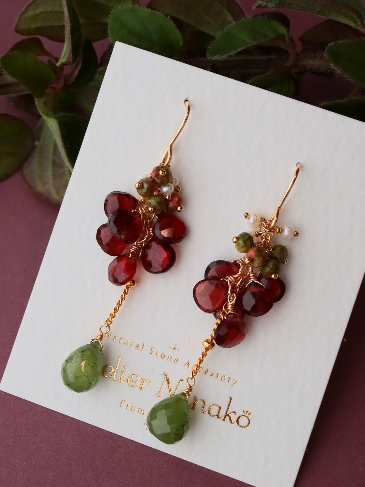 [Portrait in a Ring] Garnet and Green Sapphire Short Earrings②