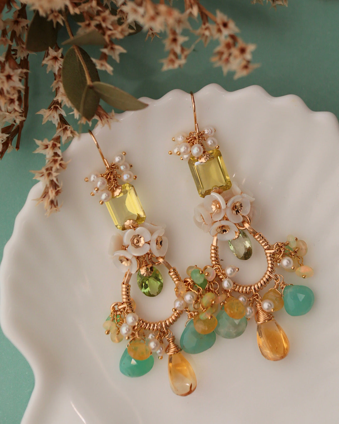 [One-of-a-kind] Chandelier earrings featuring green tourmaline and citrus-colored gemstones.