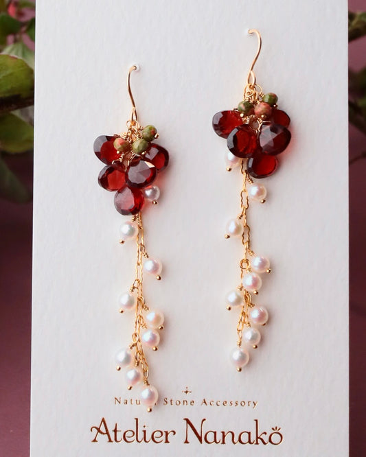 [Portrait in a Ring] Garnet and Freshwater Pearl Long Earrings