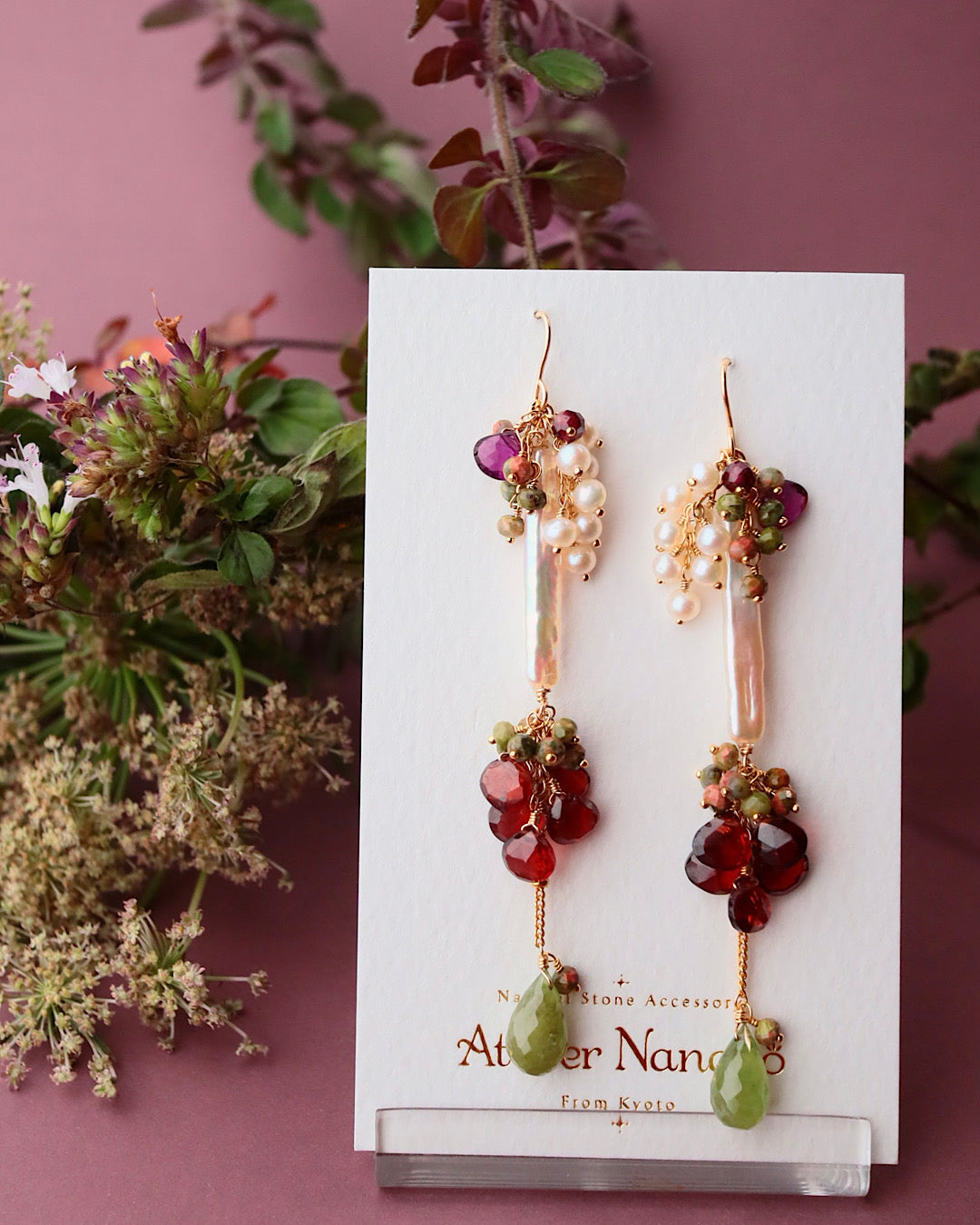 [Portrait in a Ring] Garnet and Green Sapphire Long Earrings