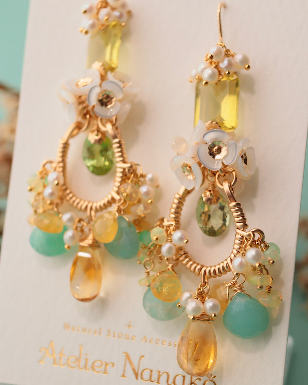 [One-of-a-kind] Chandelier earrings featuring green tourmaline and citrus-colored gemstones.