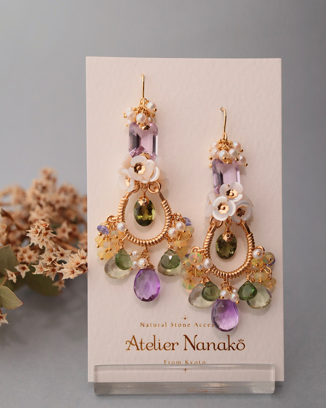 [One-of-a-kind] Chandelier earrings featuring olive green tourmaline and purple stones.
