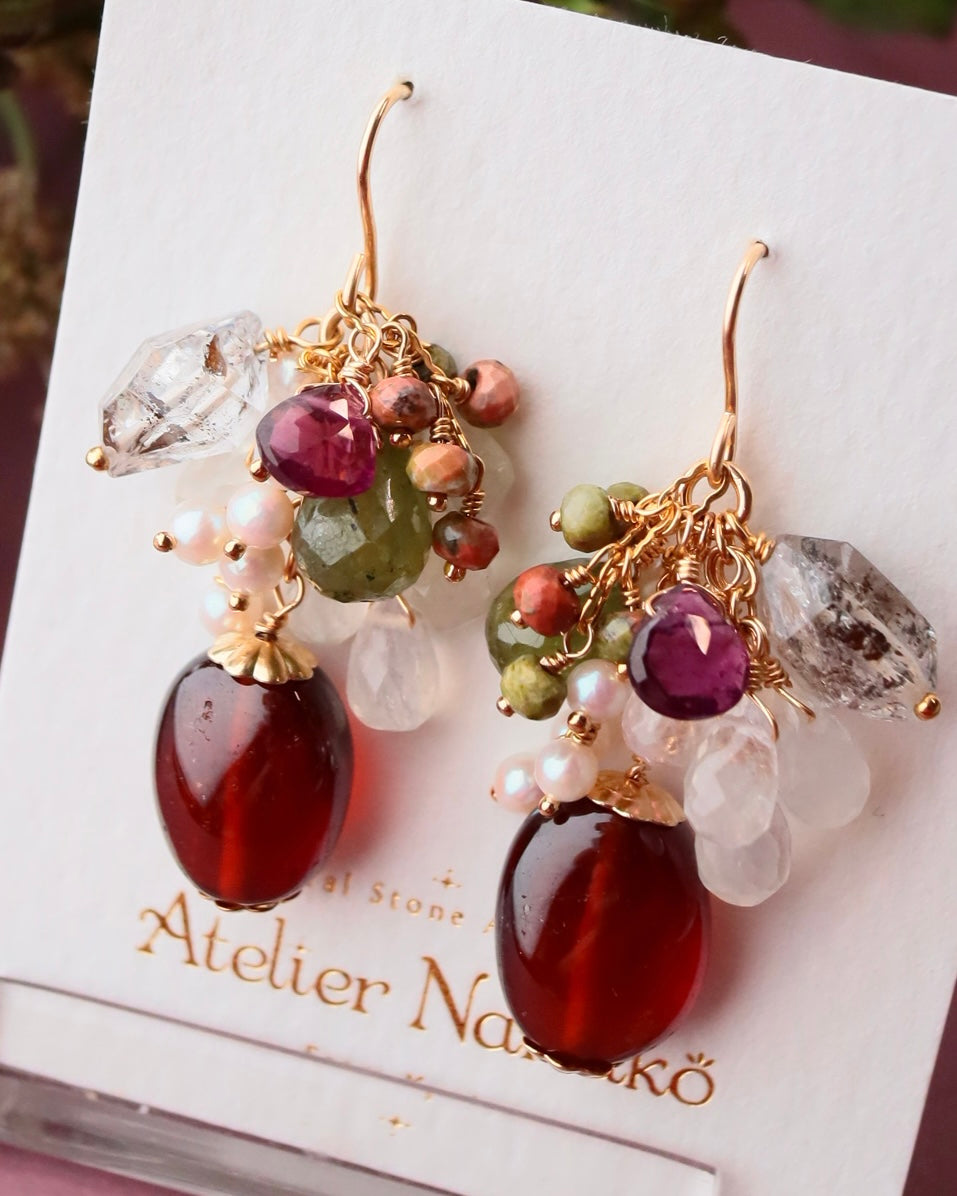 [Portrait in a Ring] Garnet and Green Sapphire Short Earrings①