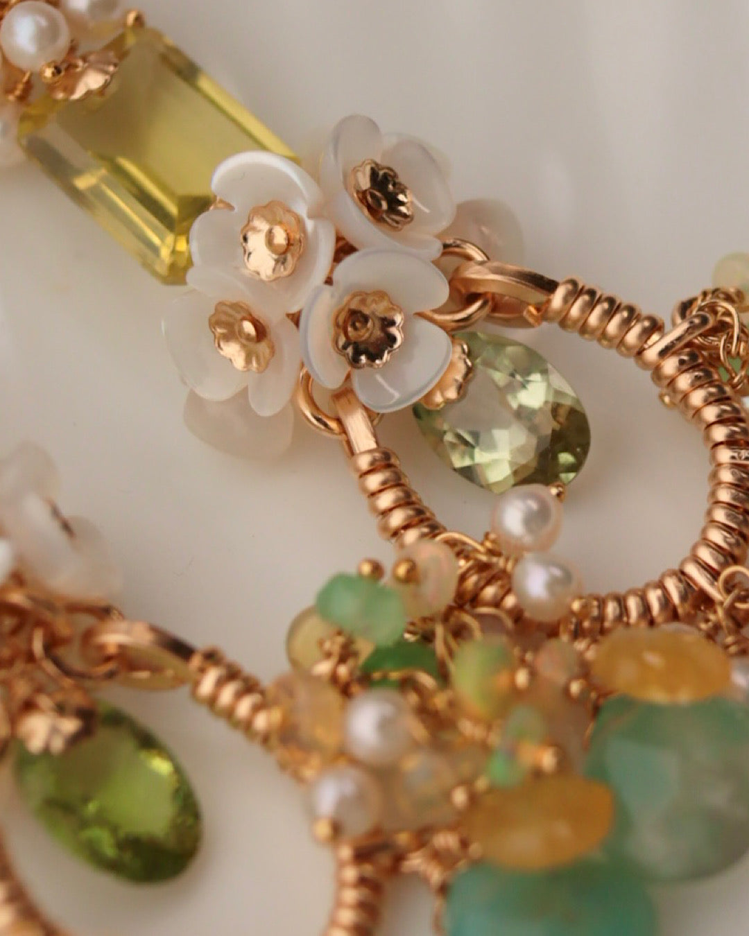 [One-of-a-kind] Chandelier earrings featuring green tourmaline and citrus-colored gemstones.