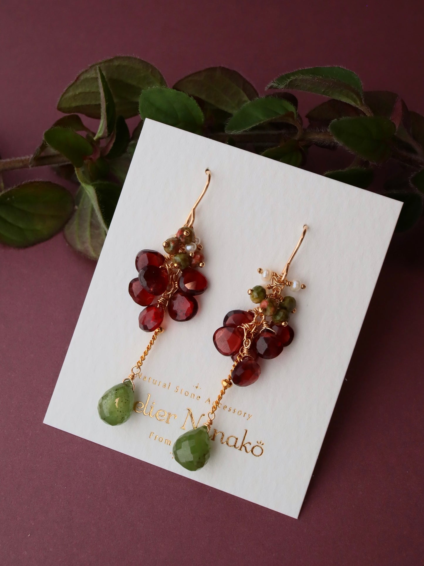 [Portrait in a Ring] Garnet and Green Sapphire Short Earrings②
