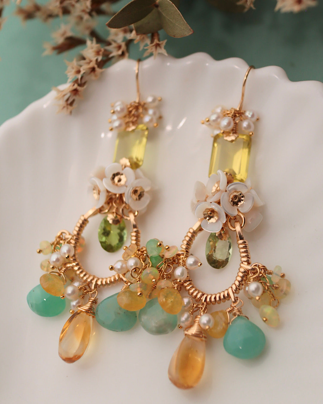 [One-of-a-kind] Chandelier earrings featuring green tourmaline and citrus-colored gemstones.