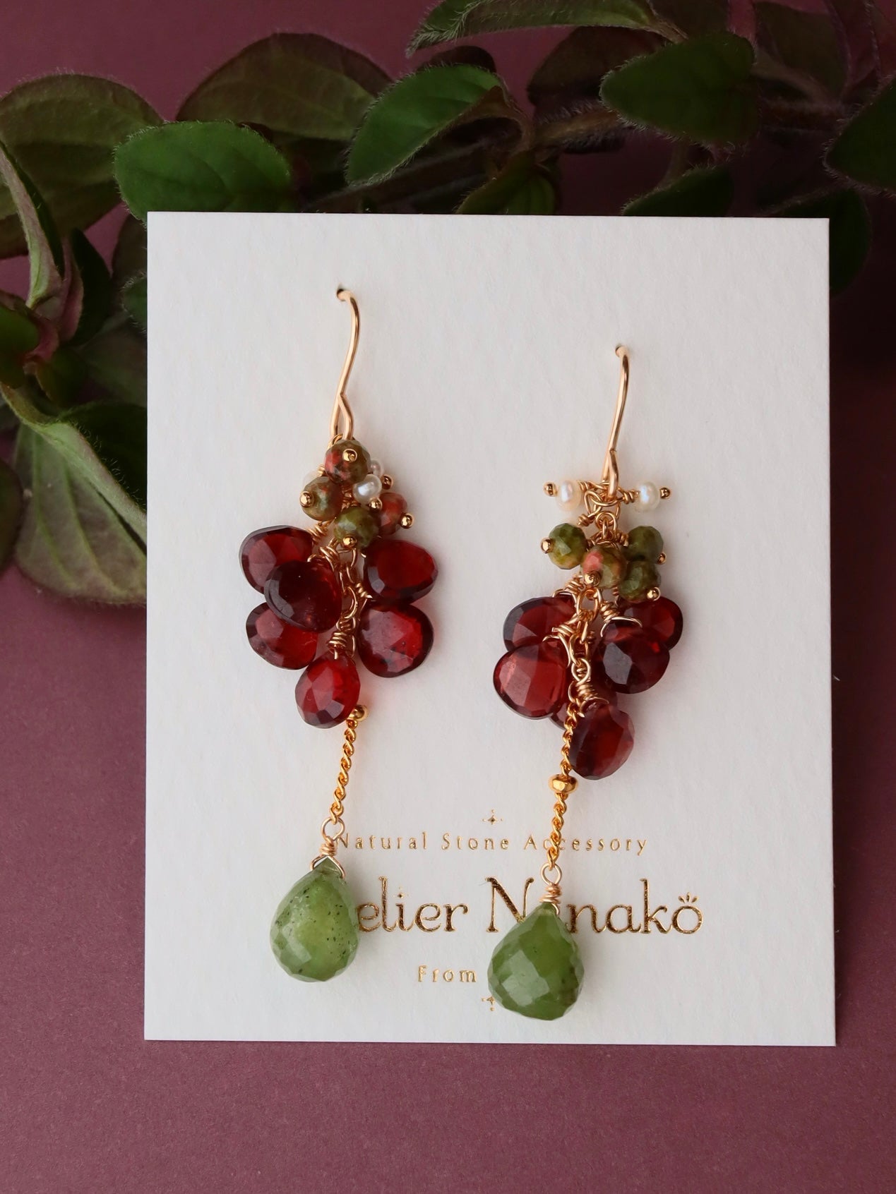[Portrait in a Ring] Garnet and Green Sapphire Short Earrings②