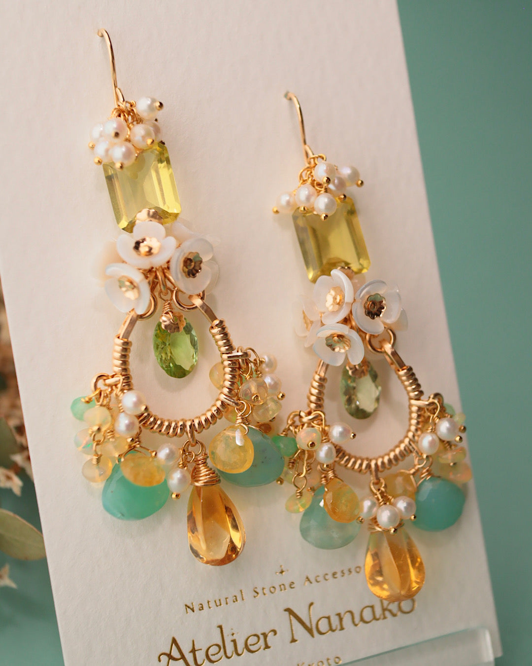 [One-of-a-kind] Chandelier earrings featuring green tourmaline and citrus-colored gemstones.