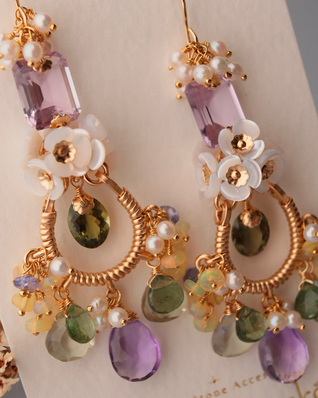 [One-of-a-kind] Chandelier earrings featuring olive green tourmaline and purple stones.