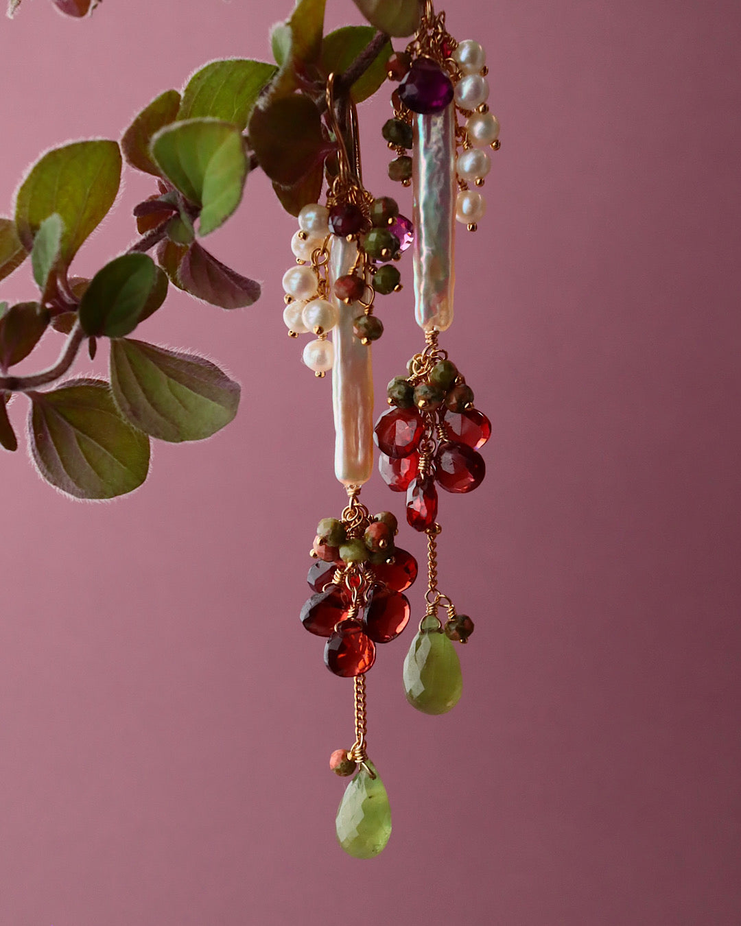 [Portrait in a Ring] Garnet and Green Sapphire Long Earrings