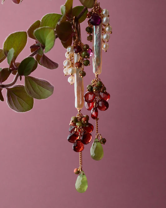 [Portrait in a Ring] Garnet and Green Sapphire Long Earrings