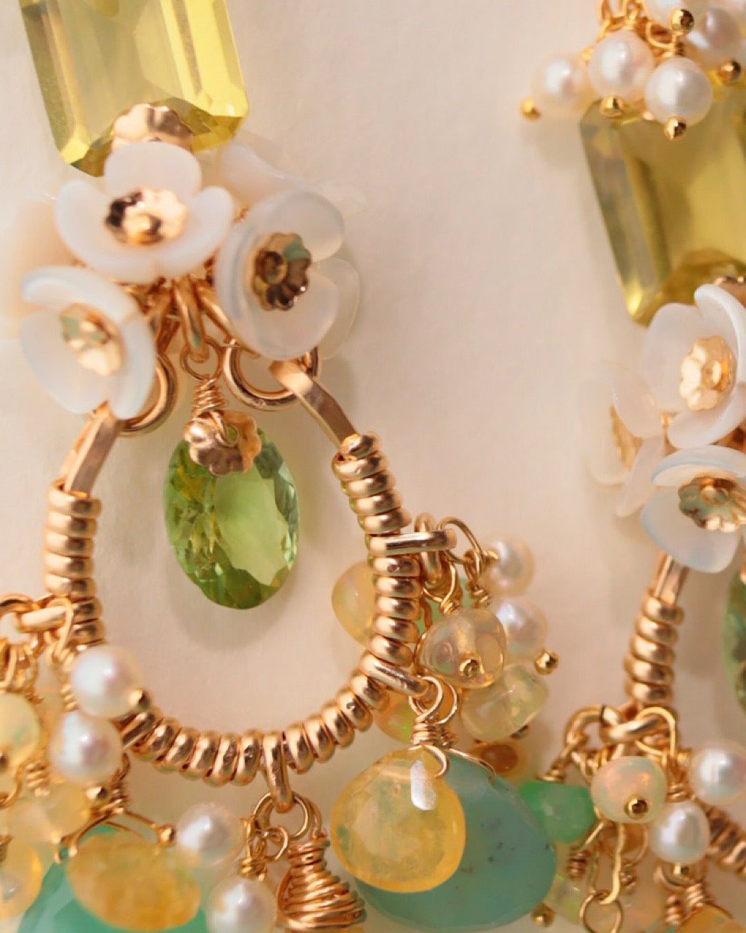 [One-of-a-kind] Chandelier earrings featuring green tourmaline and citrus-colored gemstones.