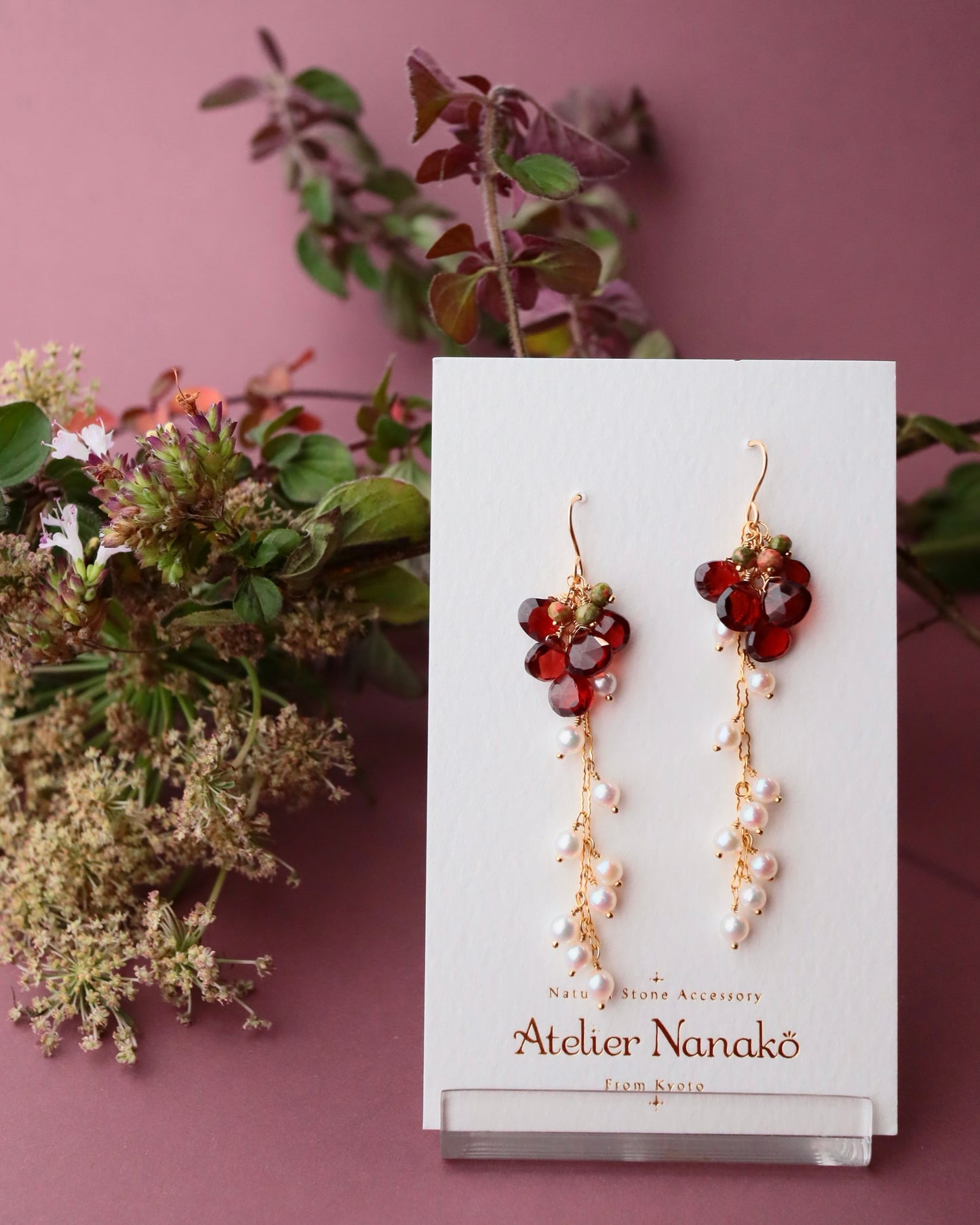 [Portrait in a Ring] Garnet and Freshwater Pearl Long Earrings