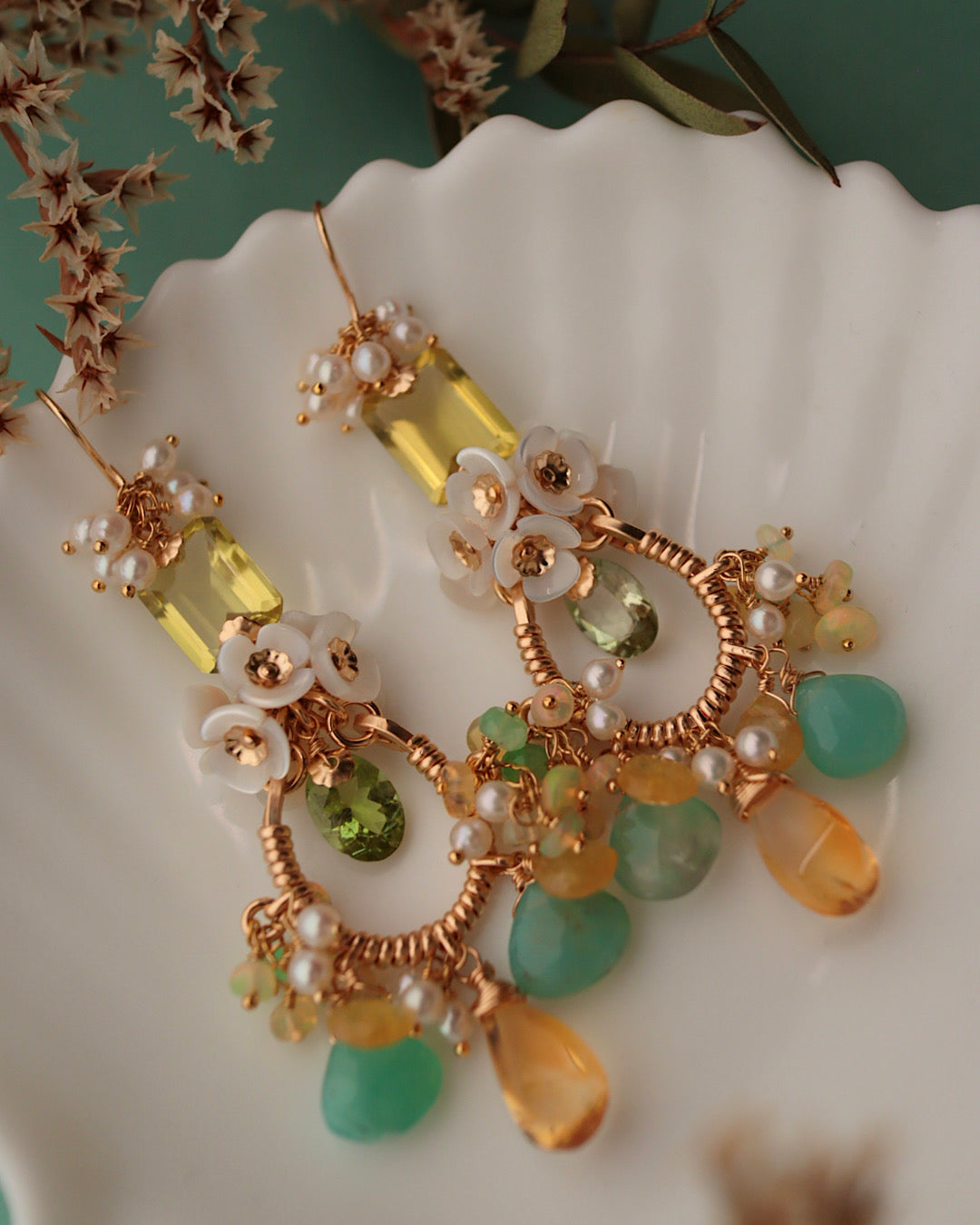 [One-of-a-kind] Chandelier earrings featuring green tourmaline and citrus-colored gemstones.