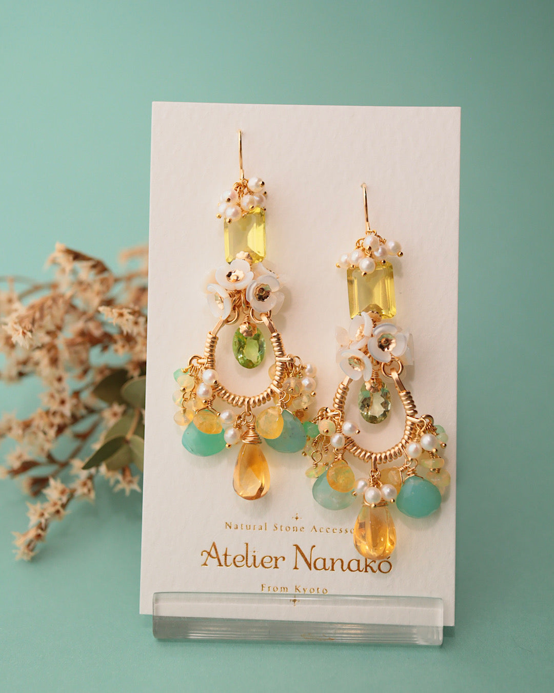 [One-of-a-kind] Chandelier earrings featuring green tourmaline and citrus-colored gemstones.