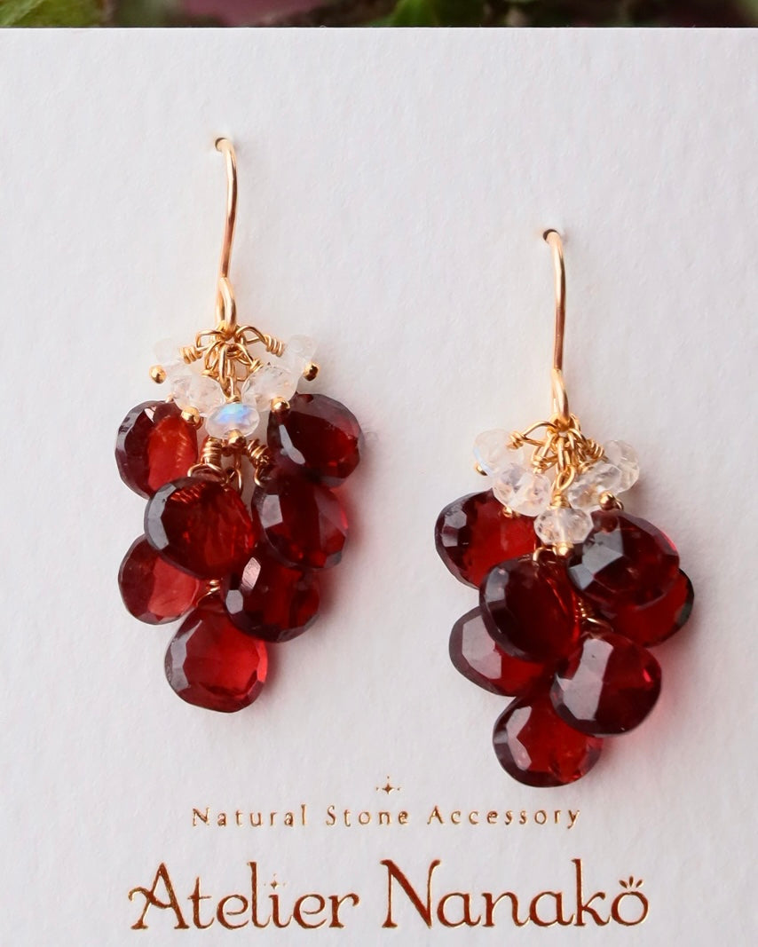 [Portrait in a Ring] Garnet Earrings