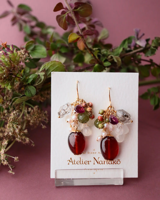 [Portrait in a Ring] Garnet and Green Sapphire Short Earrings①