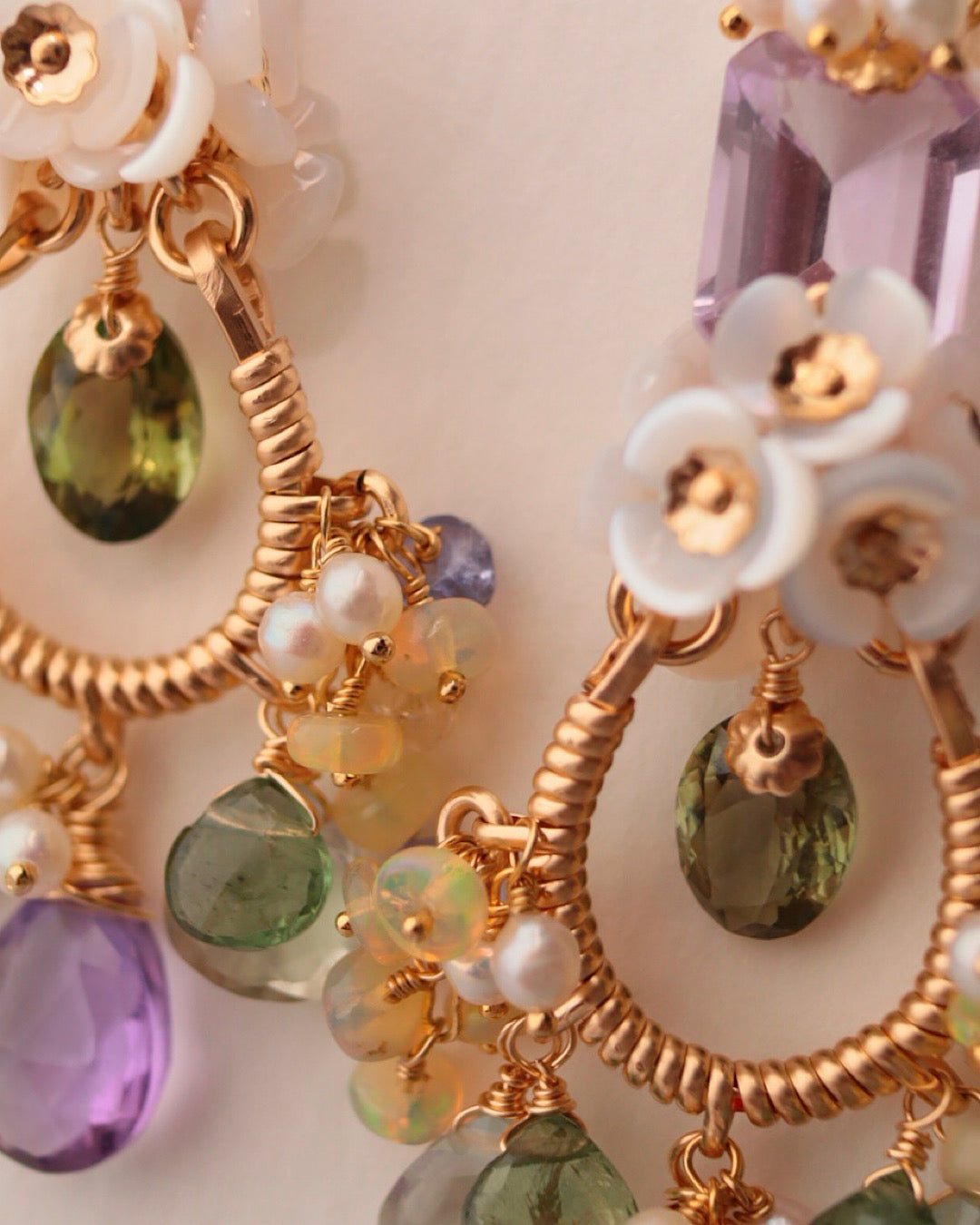 [One-of-a-kind] Chandelier earrings featuring olive green tourmaline and purple stones.