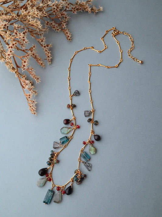 [The Lady with the Black Eyepatch] Black opal and deep blue kyanite round necklace