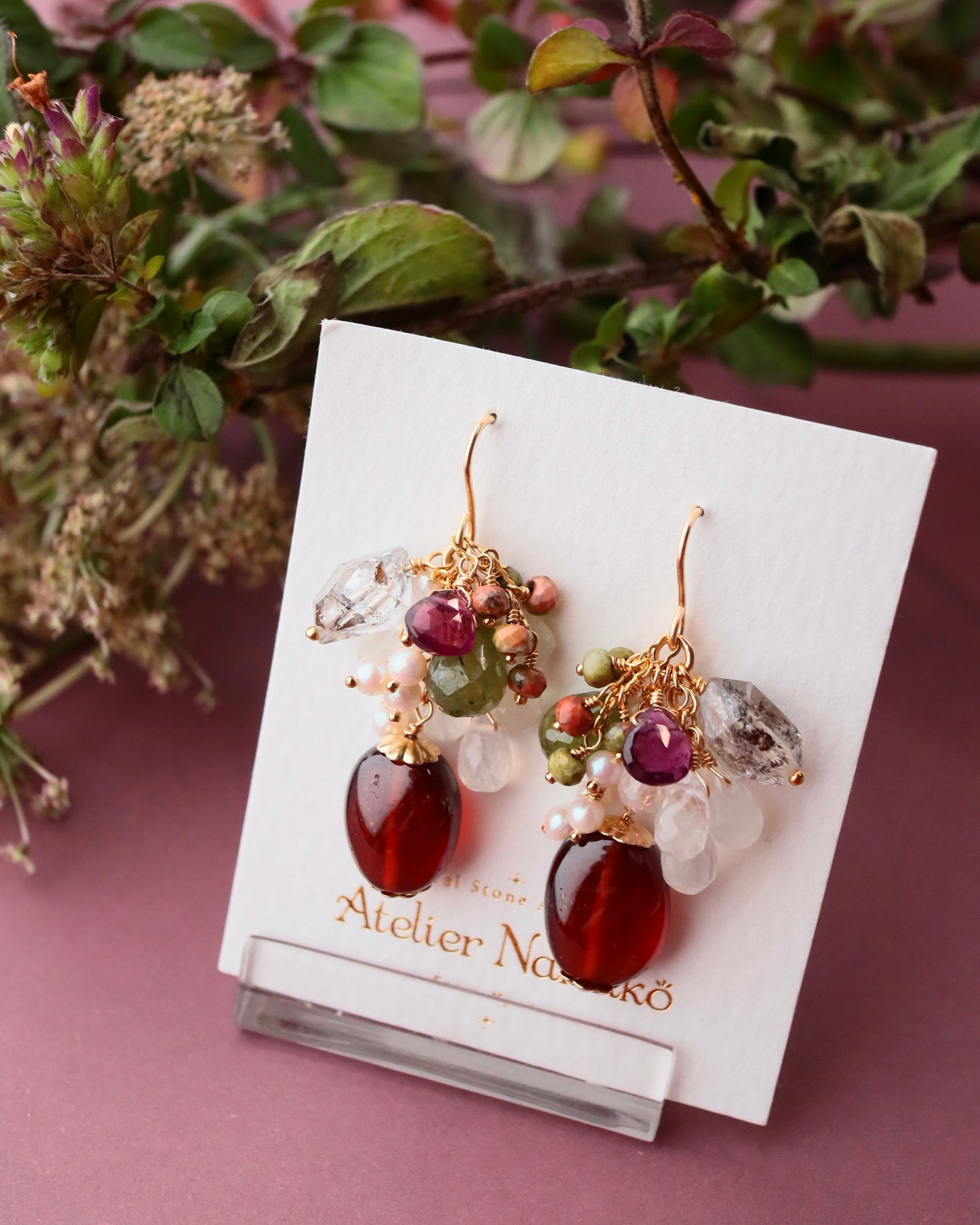 [Portrait in a Ring] Garnet and Green Sapphire Short Earrings①