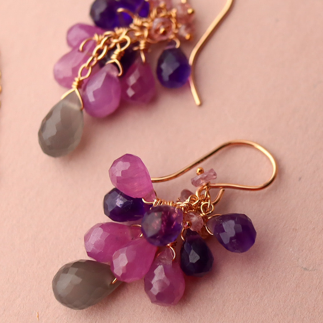 [Medium] Grey moonstone and pink sapphire earrings