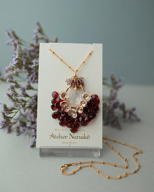 [Portrait in a Ring] [One-of-a-kind] Garnet and Ice Quartz Chandelier Necklace